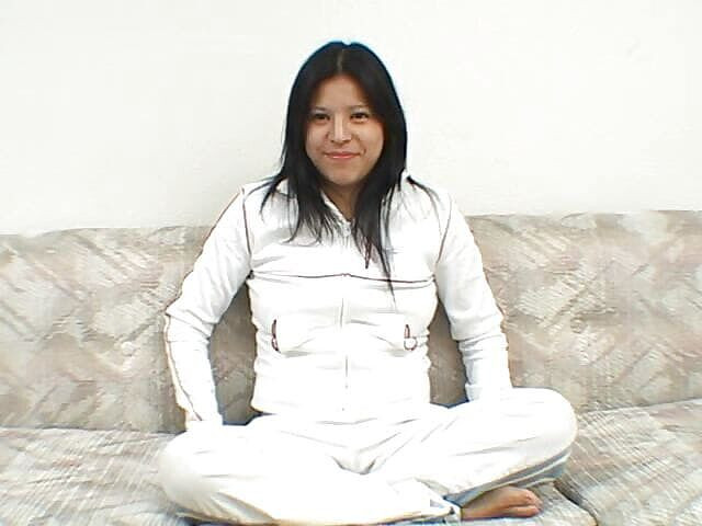 Radical Asian: 下流的亚洲小妞像专业人士一样吮吸鸡巴