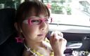 Pure Japanese adult video ( JAV): 日本少女在车里玩玩具并在户外潮吹，同时被一个男人拳交