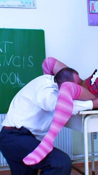 Une étudiante excitée reçoit un tutorat du réalisateur et se fait baiser