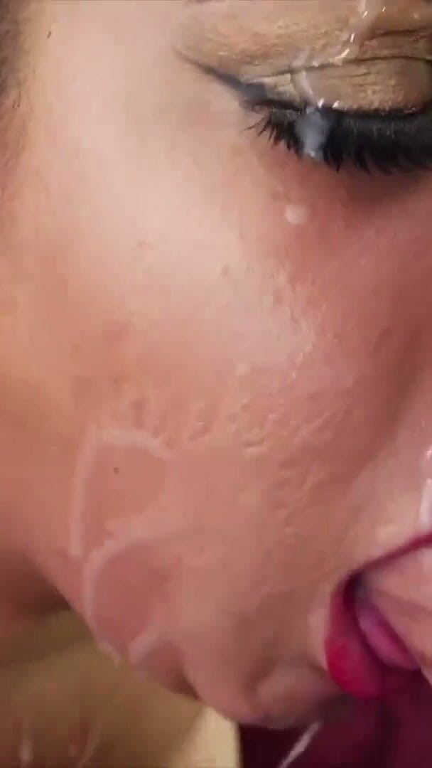 Scale Bustin Babes: Freches Braunes Mädchen Liebt Sperma &amp; Zungenanal!