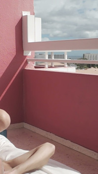 Herkesin görebilmesi için balkonda küçük seksi bir sürtüğü siktim