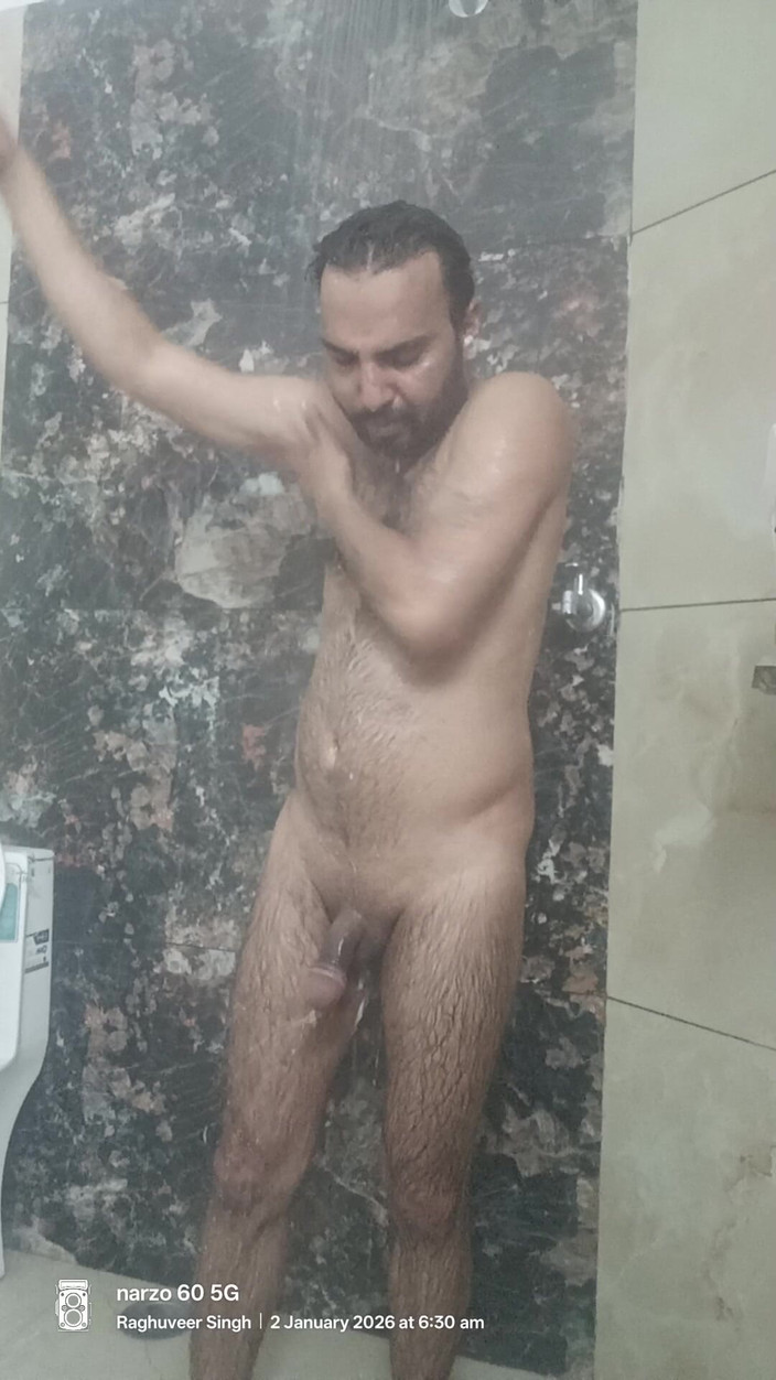 Rajasthani-old-lover: Hintli desi adam komşusuyla duş ve mastürbasyon gösterisinin tadını çıkarıyor