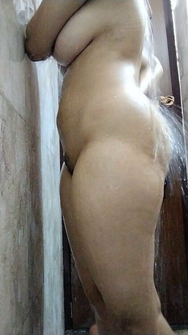 Riyathakur: Une jeune Indienne de 18 ans se masturbe pour la première...