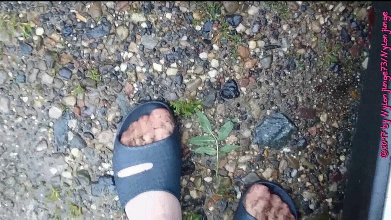 Carmen_Nylonjunge: Nylonové nohy se baví ve špinavé kaluži