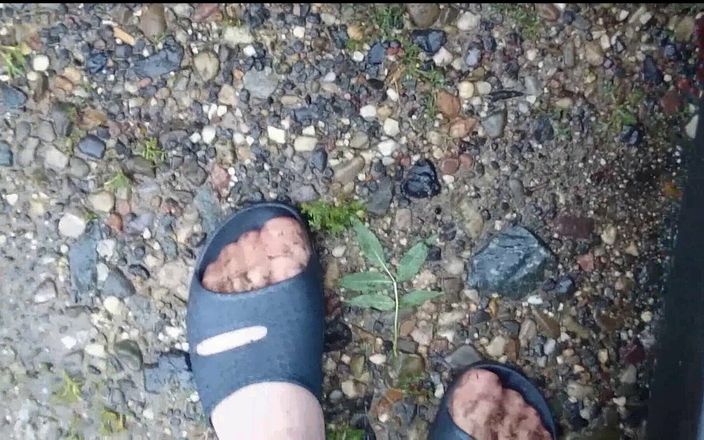 Carmen_Nylonjunge: Nylonfüße haben spaß in der schmutzigen pfütze