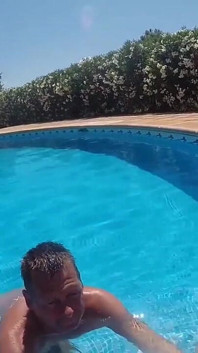 Lécher et caresser au bord de la piscine