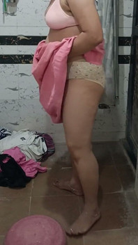 Priya bhabi Saree mostra il suo gran culo