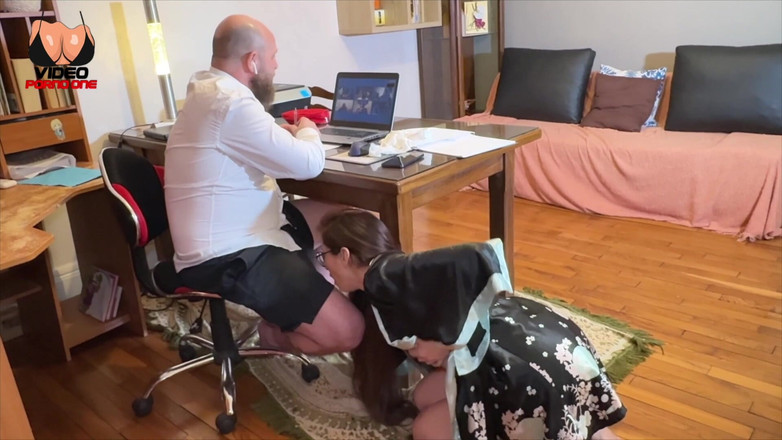 Video Porno One: 동료들과 영상으로 촬영할 때 빨려 들어요