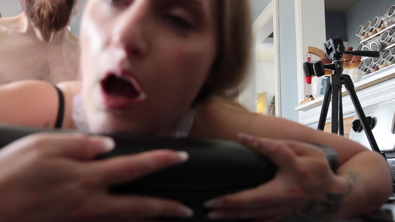 Nerdy Nympho: Pembantu rumah miang dibongkok dan dikongkek di dapur