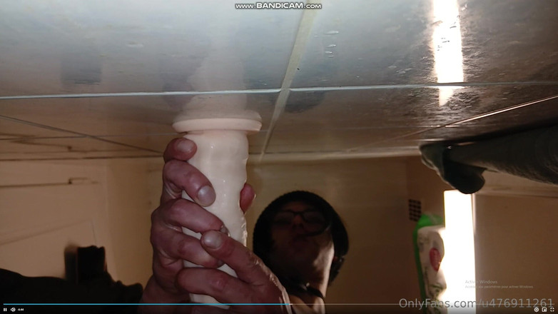 Nelly Geneva: Sexy Nelly Solo en el baño con su juguete