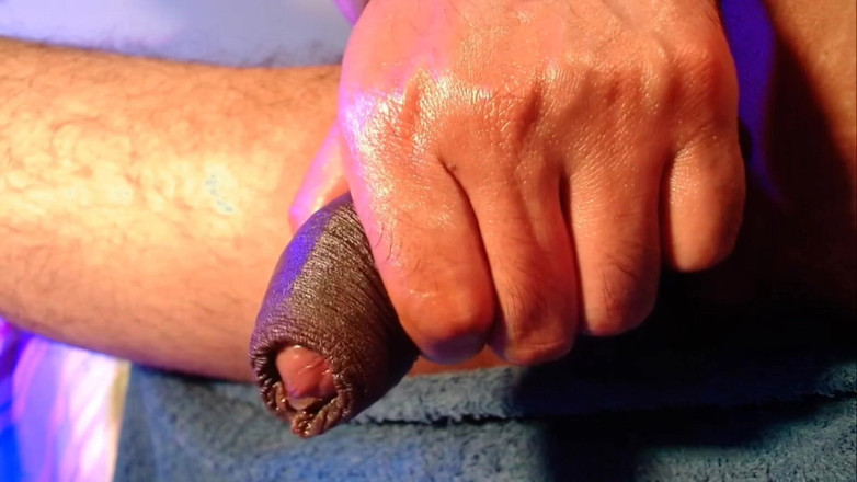 Tommhot: オイルを塗ったペニスの射精と排尿