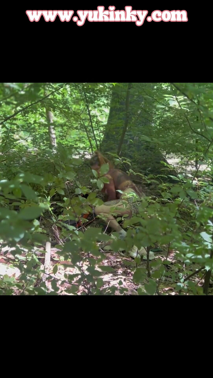 yukinky: Sie wird gefilmt, wie sie sich im wald berührt - französische...