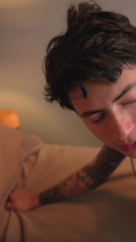Štěstí 21 - Jay flirtuje s žhavým barmanem na jeho 21. narozeniny. Možná bude mít nakonec štěstí