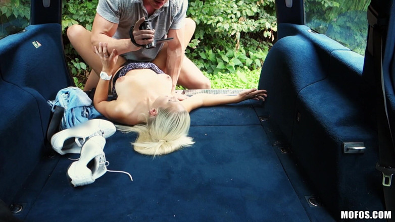 Stranded Teens: Strandade tonåringar - heta Jessie Sinclair knullar Alex Raw i sin...