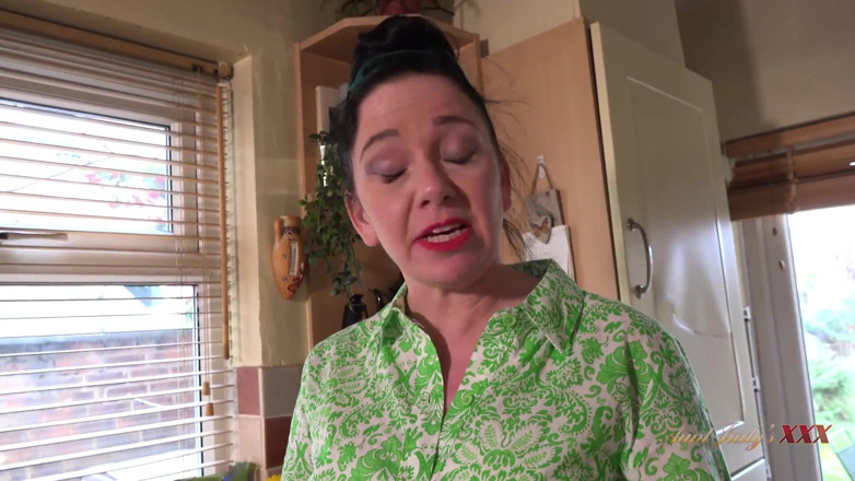 Aunt Judy's XXX: AuntJudysXXX - Gospodina ta matură sexy cu forme Kjirsten îți suge pula în...