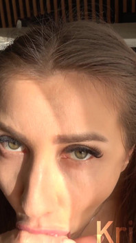 Guarda gli occhi mentre succhio il tuo grosso cazzo fratellastro! 4K