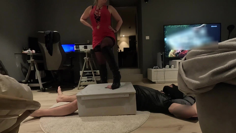 French femdom: French Perverse takes care of her submissive on the cockbox....