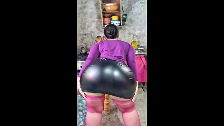 Xprohibidox1: Culo grosso con gonna di pelle