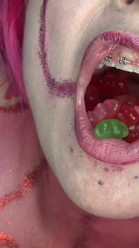 Ond sexig clown sväljer hundratals gummy björnar !!