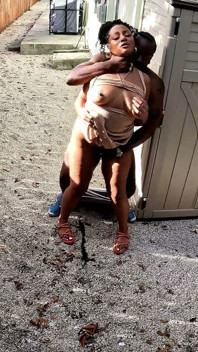 Un couple noir se fait prendre en train de baiser dehors devant la caméra