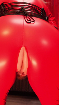 Dominadora en primer plano: sentando en la cara Milf con curvas Arya Grander