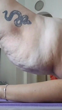 43letá MILF dělá nahou jógu, zatímco byla sama v domě