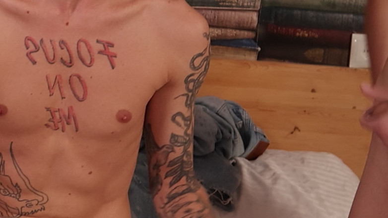 Max Gen: 三个男人多汁地操着 Twink 紧致的屁股