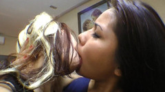 FetishKing: Líbání Gangbang Babes Lesbičky - Whois nejlepší Kisser Brazilia Versus Columbie část 2