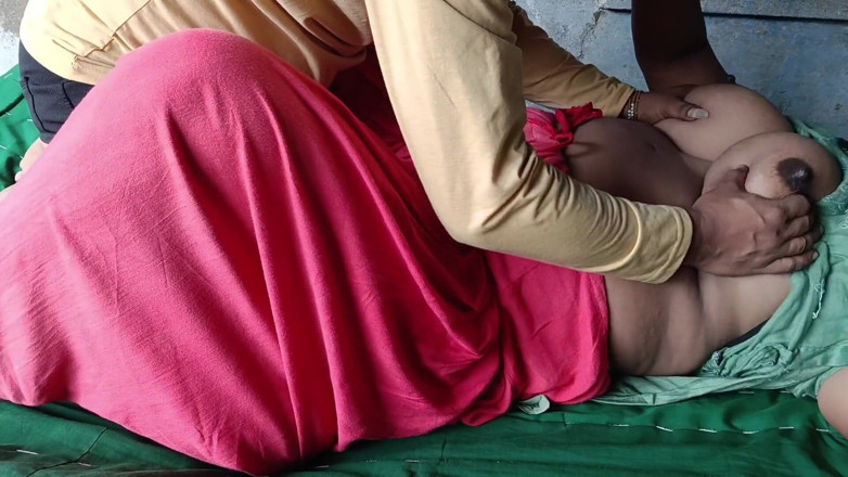 Yourgeeta8899: Une jeune villageoise desi a atteint un orgasme en se...