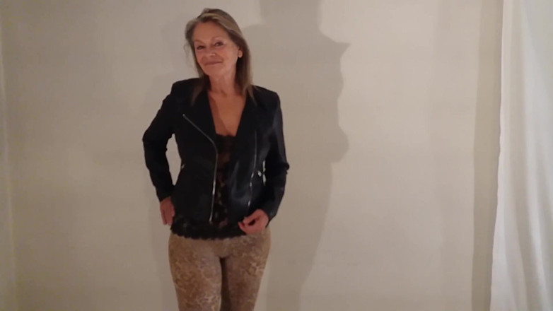 martinawest: Mamie Est Sexy Dans Ses Leggings Léopard!