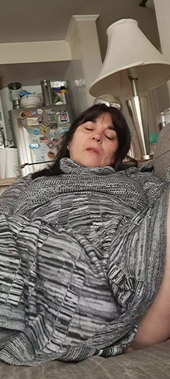 Mommy big hairy pussy: Смотрю под платьем, волосатая киска мокрая
