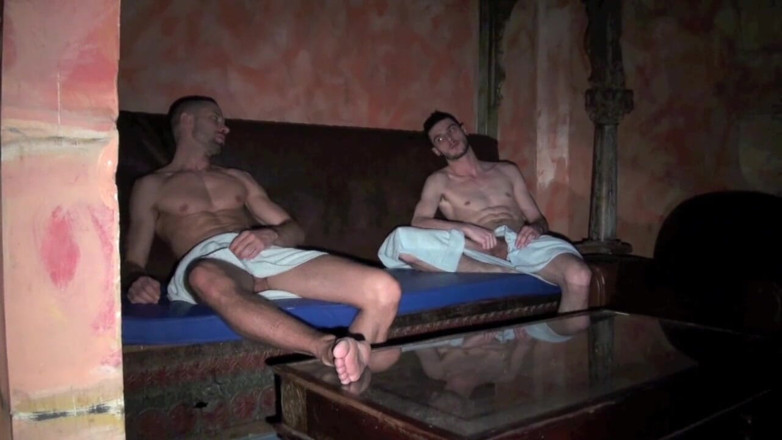 YOUNG FRENCH DUDES FUCKERS: Tony zerżnięty przez Johna w saunie, Sun City, Paryż