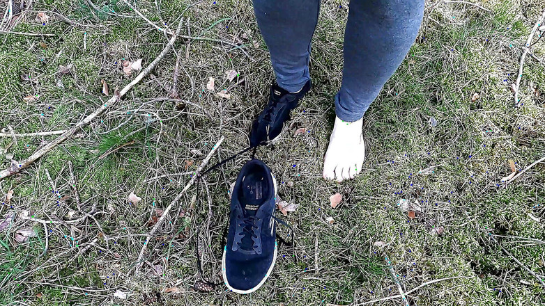 Bouncy Tits Action: 完全裸露的奶子在树林里被惩罚