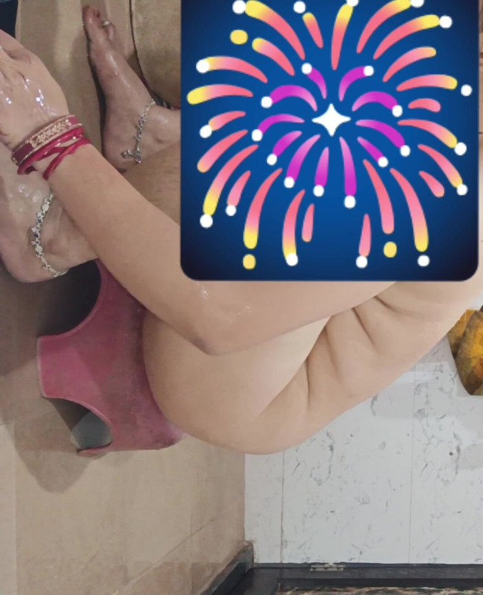 Priyahot77: Priya bhabi, збоку, гаряче відео