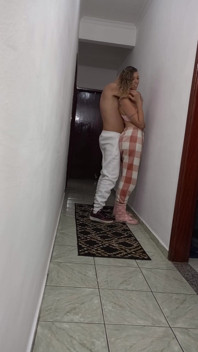 Fiica vitregă se freacă de perete și o masturbează