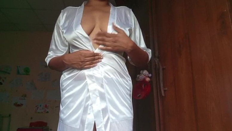 Miya White: Інтенсивна мастурбація пальцями клітора та проникнення 08:10, інтенсивна мастурбація пальцями клітора та проникнення