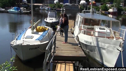 Real Lesbians Exposed: Melisa, Anna et Kitty se font plaisir dans la chatte...