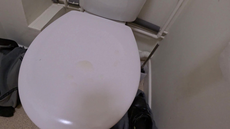 Rockardglans: Рабочий туалет раздевается догола, большой член, текущая сливочная сперма