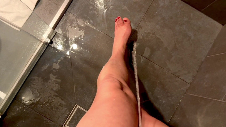 Sissy Paige: 在自己身上撒尿