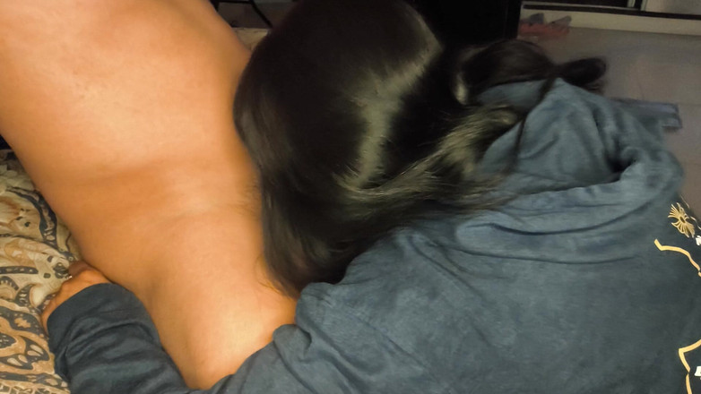 Moo DBOXXX: Min svärmor älskar att suga min kuk hela dagen, hon kommer...