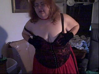 BBW nurse Vicki adventures with friends: Камерне шоу танцює і роздягається, а також сміється, розмовляючи з людьми