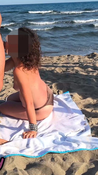 Prins de o fată în timpul sexului pe plajă