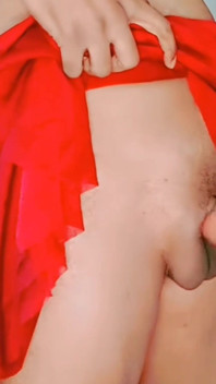 Shemale seksi dalam tera air dalam pakaian merah