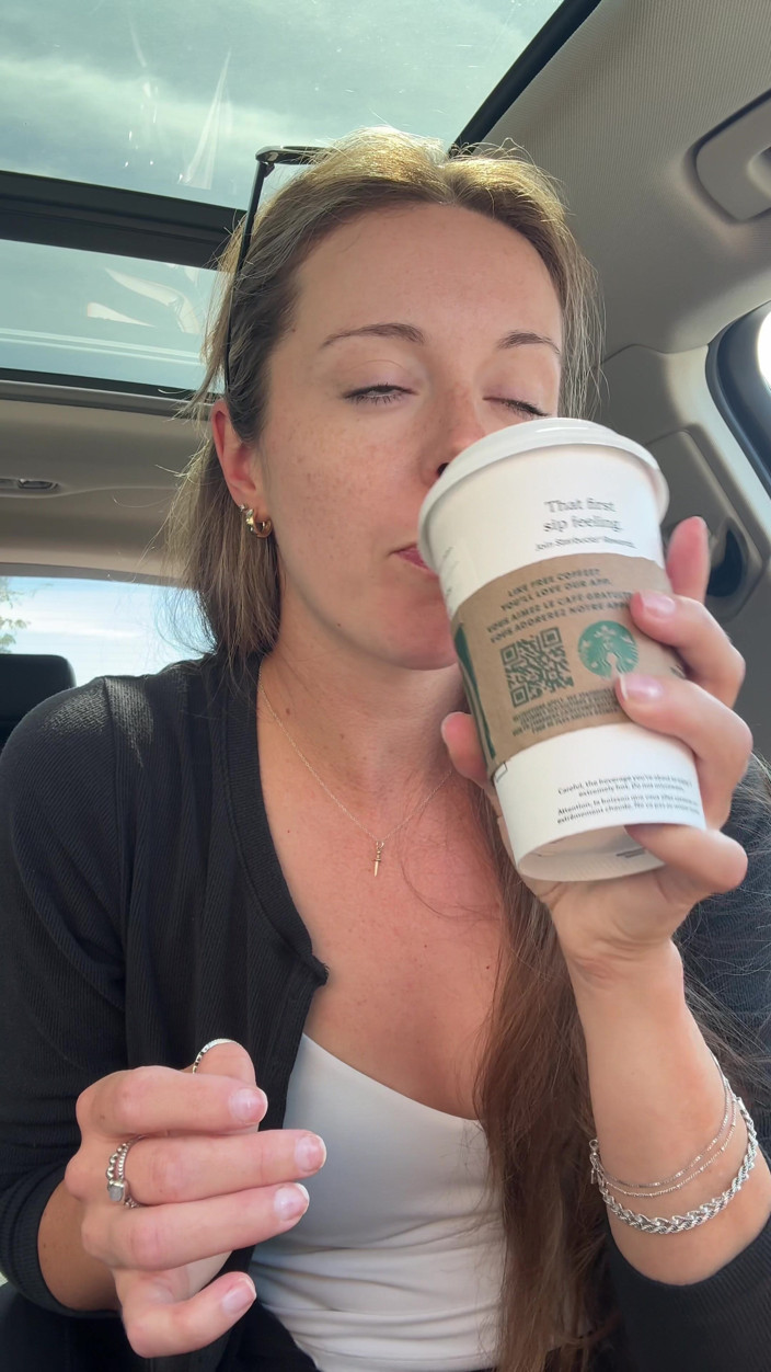 Nadia Foxx: Сентябрь Starbucks Drive через сытный оргазм!