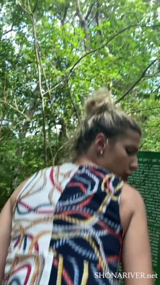 Shona River: Si blonde miang berkongkek di tempat awam