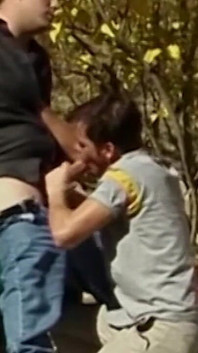 Scène au-delà des trous - des 2_friends du travail finissent par baiser dans la maison de campagne