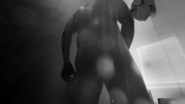 Ivan the Pleasure Dom: Lelaki berkahwin lurus mengongkek dildo di bilik mandi (bahagian 1)