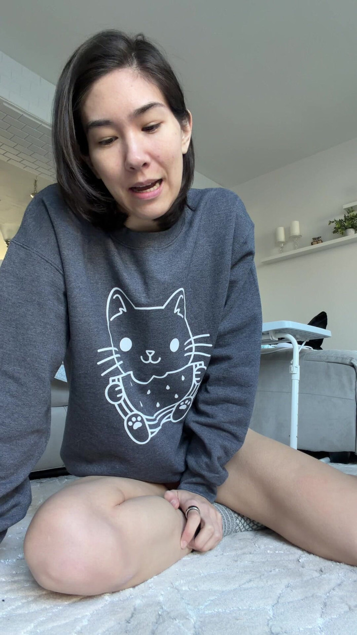 Ms_Emmy_Lynn: Em Gems em um moletom crewneck