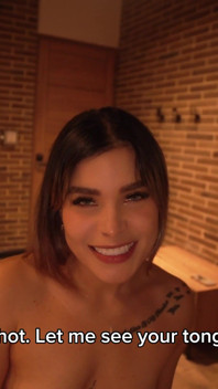 Şişman götlü sinir bozucu üvey kız kardeş oturma odasında sikiliyor! Carolina Agudelo - Papuchizz