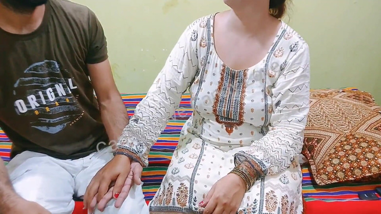 Pakistani CoupleX: Une belle-mère se fait baiser dans un cul rebondi parfait,...